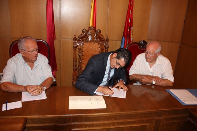 El alcalde de Torre-Pacheco firmando la proposición de ley