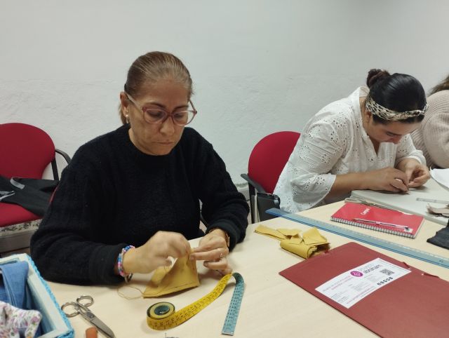 Proyecto Abraham pone en marcha un curso de costura en el centro de servicios sociales de Torre Pacheco