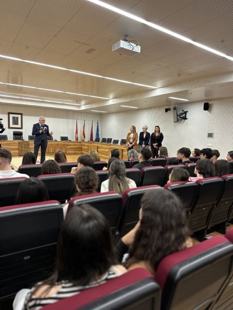 Estudiantes Erasmus+ visitan el Ayuntamiento de Torre Pacheco