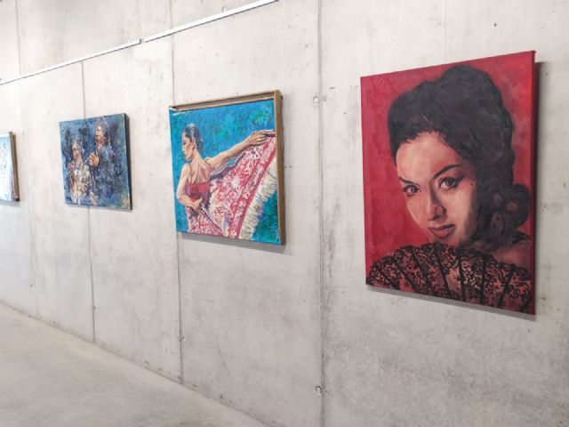 El pintor Pedro Juan Rabal hace un recorrido por 'La Mujer y el Flamenco' en su nueva exposición en Torre Pacheco