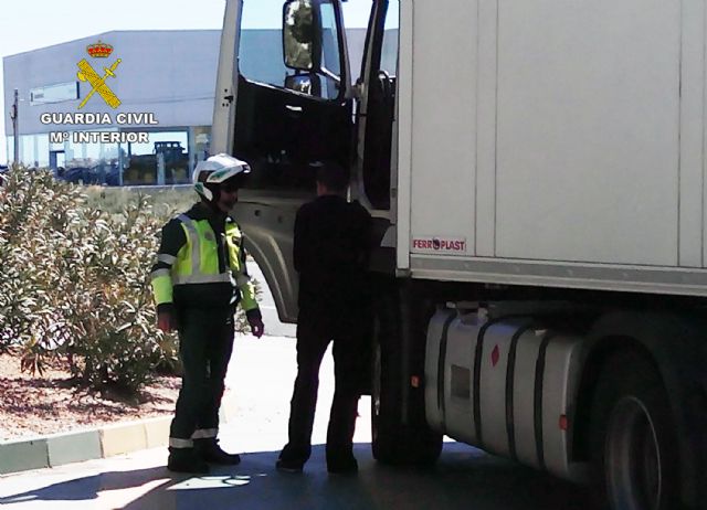 La Guardia Civil intercepta al conductor de un vehículo articulado de 40 toneladas conduciendo bajo los efectos de drogas