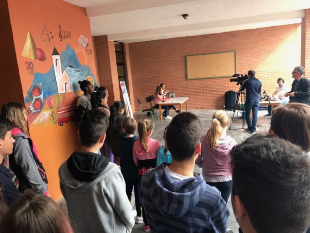 Los alumnos de Dolores de Pacheco hacen sus pinitos en el periodismo radiofónico