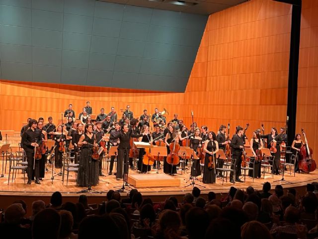 La Sinfónica del Conservatorio Superior de Música de Murcia y el Coro maestro Gómez Villa estrenan ´Oda a la música´ en el concierto benéfico de Rotary Club Murcia