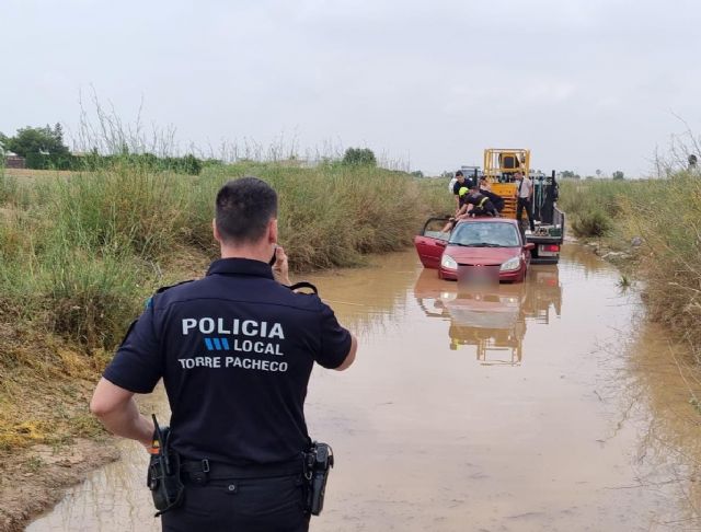 Rescatan a tres personas que estaban atrapadas en su vehículo en un camino inundado en Torre Pacheco