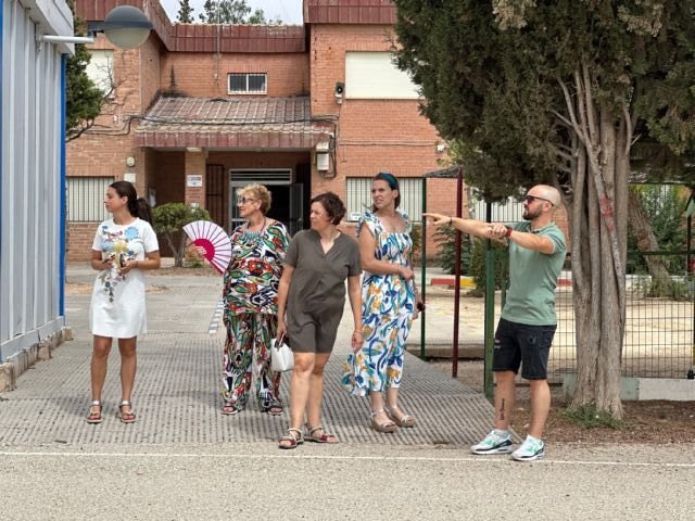 La concejala de Educación prosigue su ronda de visitas a los colegios durante el verano